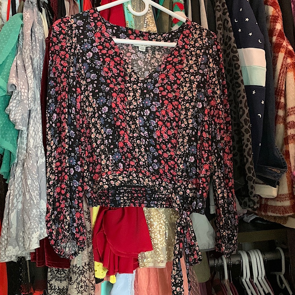 Floral American Eagle long sleeve side tie wrap crop blouse